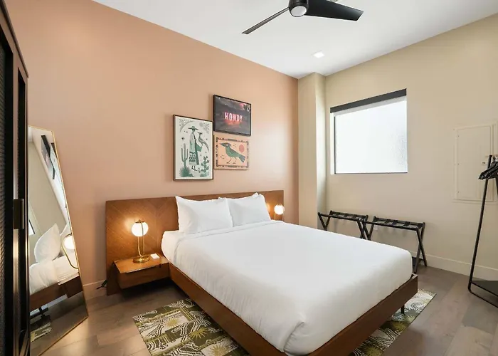 The Lux At Craftsman - Old Town Penthouse 1